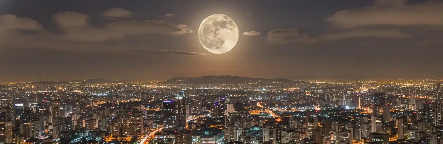 full-moon-over-São Paulo, Brazil