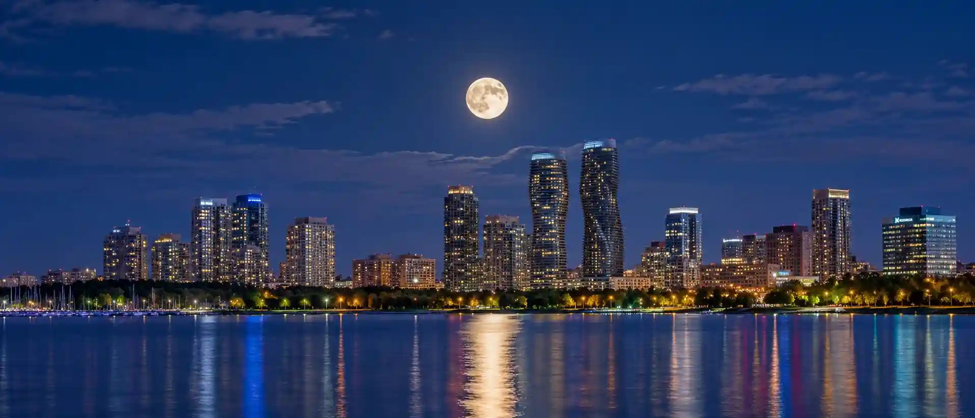 moon-centered-over-mississauga-on-skyline