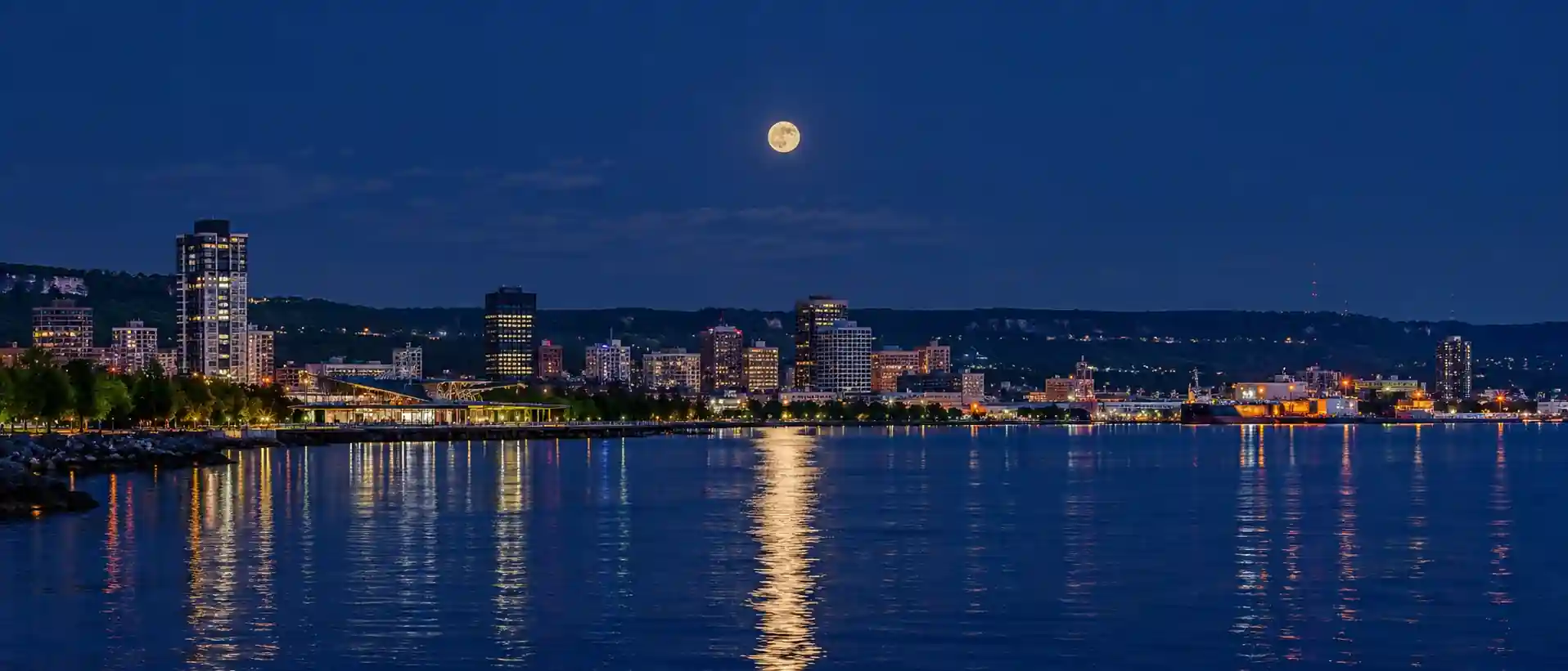 moon-over-hamilton-on-skyline